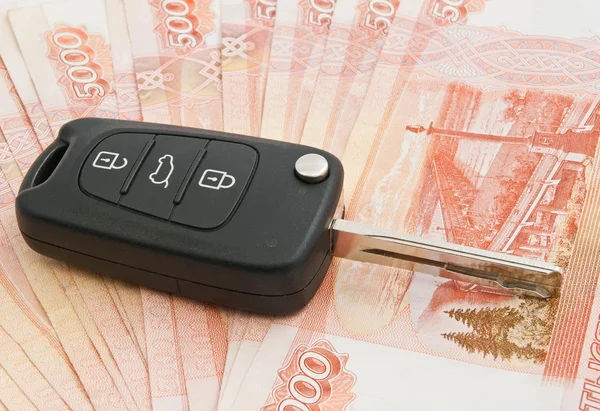 Arabanın anahtarlarını ve Rus ruble banknot