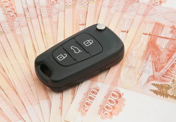 Rus ruble banknot ve araba anahtarları