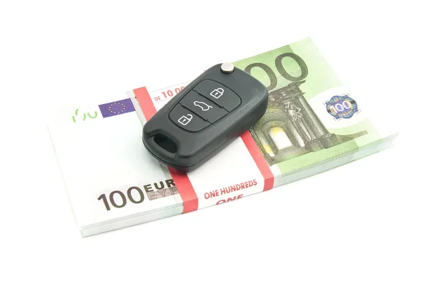 100 Euro banknot ve araba anahtarları 