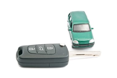 Siyah araba anahtarları ve beyaz yeşil araba 