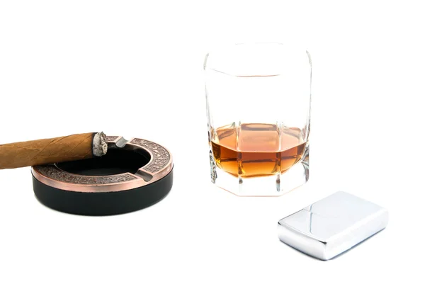 Cigar in ashtray, metal lighter and whiskey — Stock Photo, Image