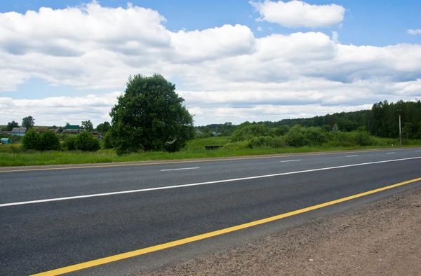 Lege snelweg op het platteland op zonnige dag — Stockfoto