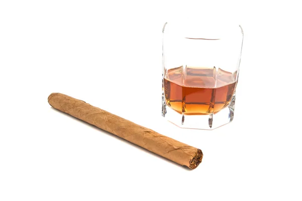 Cigarr och ett glas alkohol — Stockfoto
