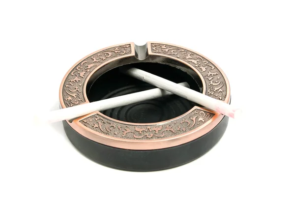 烟灰缸里的两种不同的香烟 — 图库照片