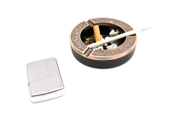 Isqueiro e cinzeiro com cigarro — Fotografia de Stock