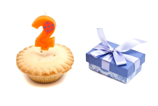 Vela de aniversário de dois anos com cupcake e presente — Fotografia de Stock