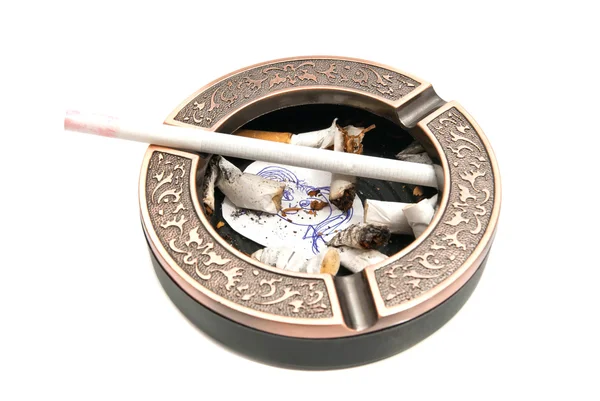 孩子和烟头在烟灰缸中的肖像 — 图库照片