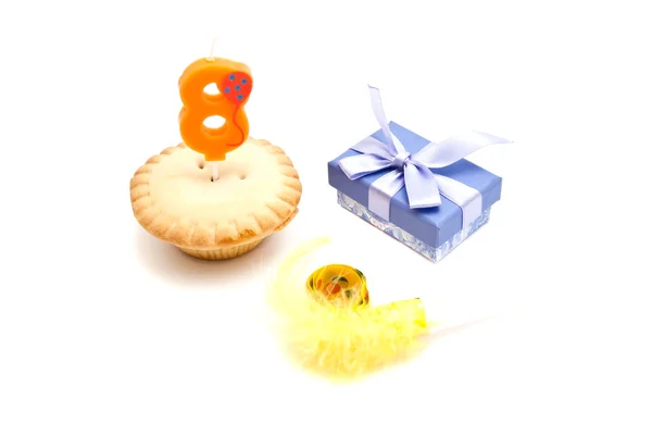 8 年間の誕生日キャンドル、ギフトと wh の笛のカップケーキ — ストック写真