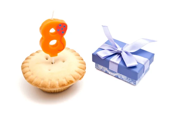 Cupcake with eight years birthday candle and gift — Stock Photo, Image