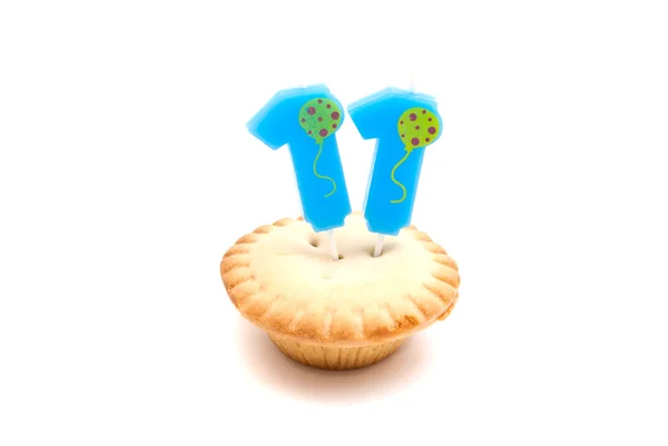 Cupcake met elf jaar verjaardag kaars op wit — Stockfoto
