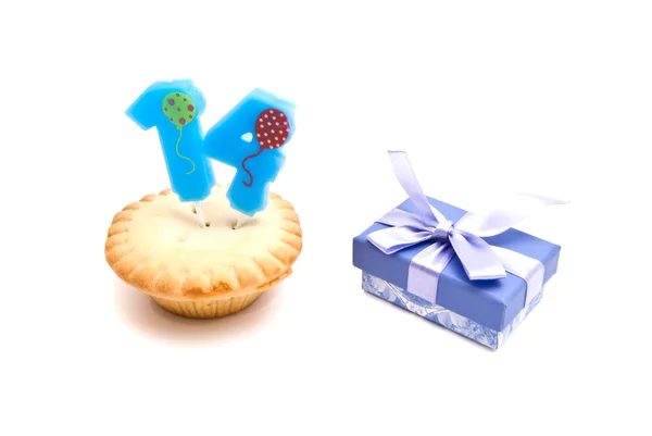 Cupcake com quatorze anos de vela de aniversário e presente no branco — Fotografia de Stock