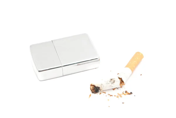 Accendino e mozzicone di sigaretta con filtro su bianco — Foto Stock