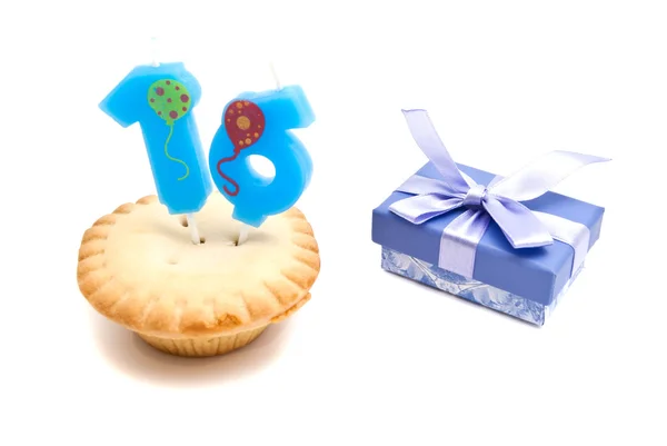 Cupcake with sixteen years birthday candle and gift — Stock Photo, Image