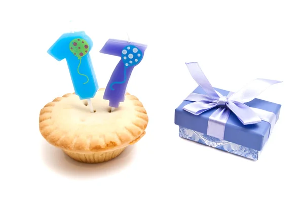 Cupcake with seventeen years birthday candle and gift — Stock Photo, Image