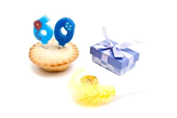 Cupcake mit sechzig Jahre Geburtstagskerze, Geschenk und Pfeife — Stockfoto