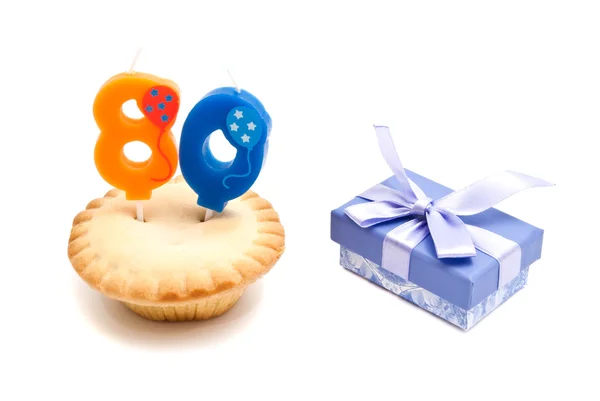 Seksen yıl doğum günü mumlarımı ve beyaz hediye cupcake — Stok fotoğraf