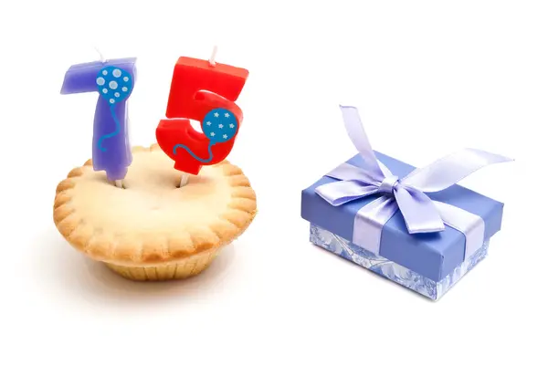 Cupcake con setenta y cinco años vela de cumpleaños y regalo en whit —  Fotos de Stock