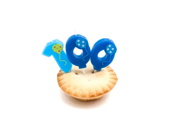 Cupcake com cem anos de vela de aniversário em branco — Fotografia de Stock