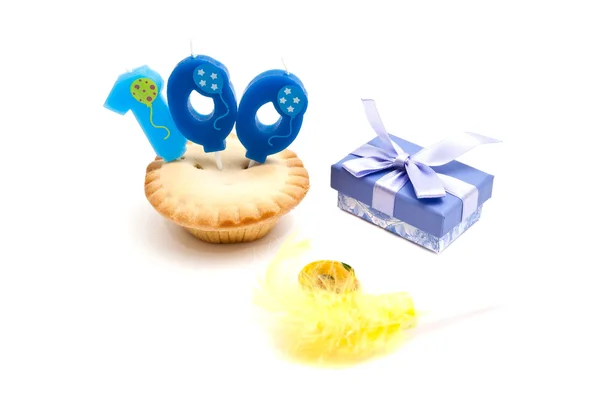 Yüz yıl doğum günü mumu, hediye ve ıslık ile cupcake — Stok fotoğraf