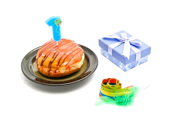 Пончик со свечой на день рождения, подарок и свисток на белом — стоковое фото