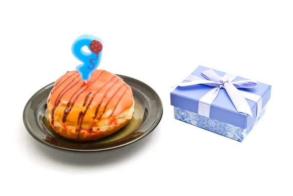 9 년 생일 촛불 및 선물 도넛 — 스톡 사진