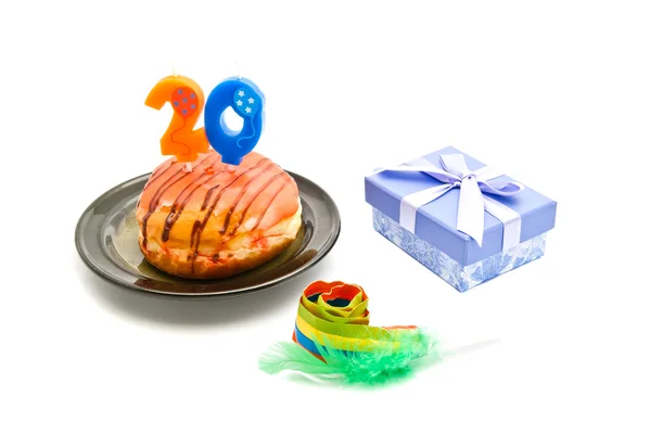 Ντόνατ με είκοσι χρόνια γενέθλια κερί, σφυρίχτρα και δώρο — Φωτογραφία Αρχείου