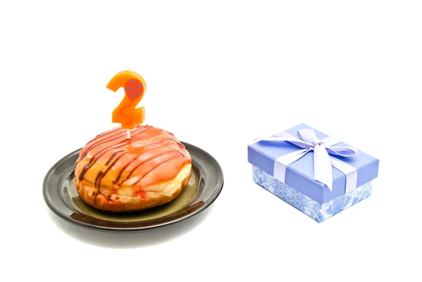 Ντόνατ με δύο χρόνια γενέθλια κερί και δώρο σε λευκό — Φωτογραφία Αρχείου