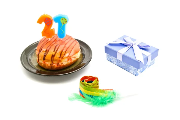 Donut com vinte e um anos vela de aniversário, apito e presente em — Fotografia de Stock