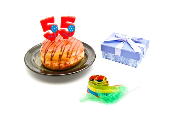 Donut avec cinquante-cinq ans bougie d'anniversaire, sifflet et cadeau — Photo