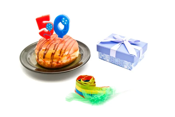 Donut avec cinquante ans bougie d'anniversaire, sifflet et cadeau — Photo