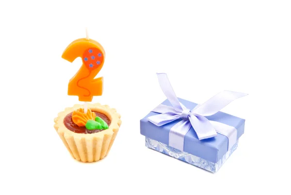 Két éves születésnapi gyertya és ajándék torta — Stock Fotó