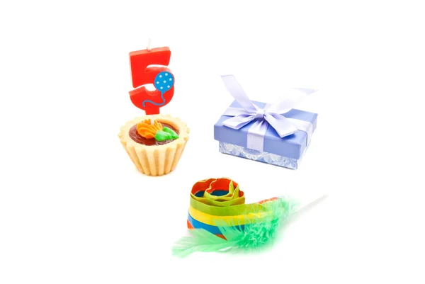 Tårta med fem år födelsedag ljus, visselpipa och gåva — Stockfoto