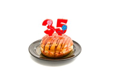 çörek otuz beş yıl doğum günü ile üzerine beyaz mum 