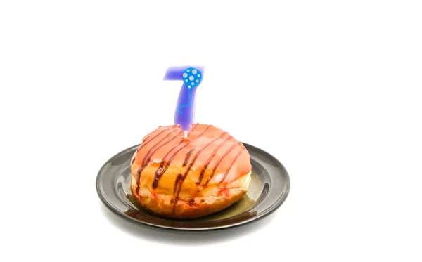 Donut com vela de aniversário de sete anos em branco — Fotografia de Stock