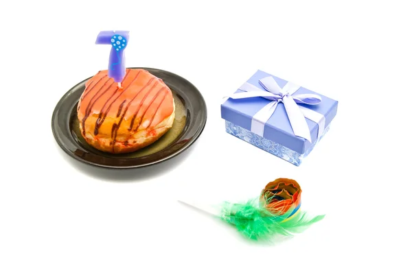 Donut with seven years birthday candle, whistle and gift — Stock Photo, Image