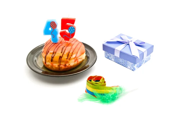 Ντόνατ με σαράντα πέντε χρόνια γενέθλια κερί, σφυρίχτρα και δώρο στους — Φωτογραφία Αρχείου