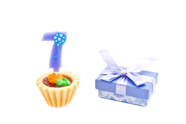 Hét éves születésnapi gyertya és ajándék torta — Stock Fotó