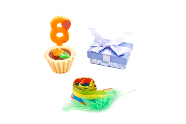 Cake with eight years birthday candle, whistle and gift — Stock Photo, Image