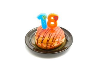 çörek on sekiz yıl doğum günü ile üzerine beyaz mum 