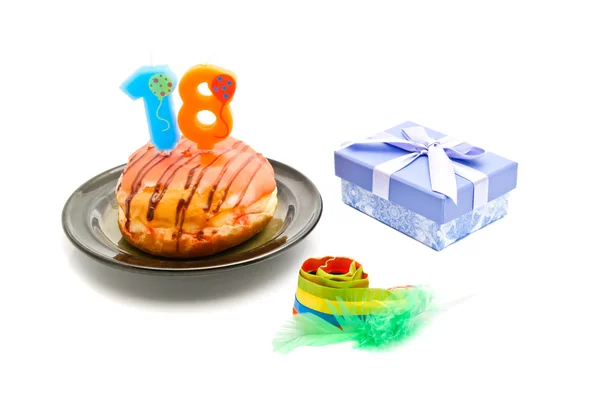 Donut com dezoito anos vela de aniversário, apito e presente — Fotografia de Stock