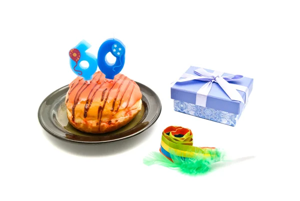 Donut met zestig jaar verjaardag kaars, fluiten en cadeau — Stockfoto