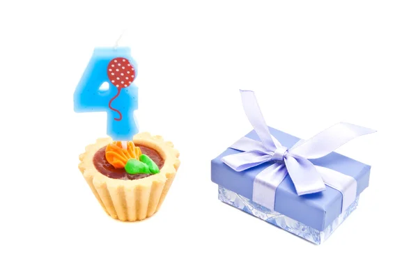 Cake with four years birthday candle and gift — Stock Photo, Image