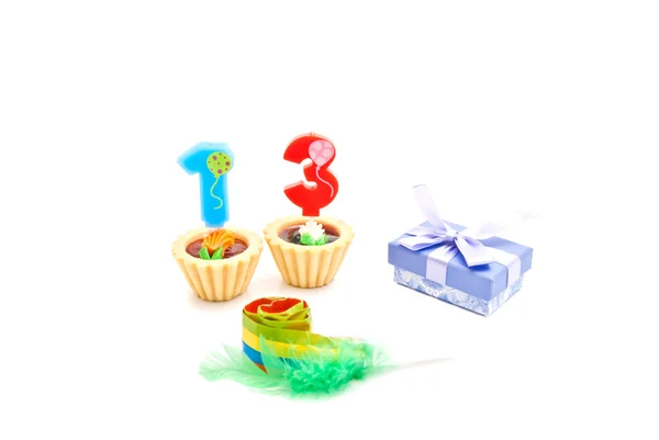 蛋糕与13年生日蜡烛, 哨子和礼物 — 图库照片