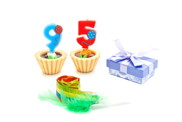 Gebak met negentig vijf jaar birthday kaarsen, whistle en cadeau — Stockfoto
