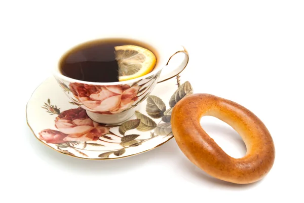 Tasse Tee mit Zitrone und Bagel — Stockfoto