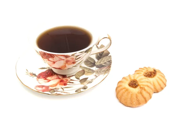 Caneca de chá e dois biscoitos em branco — Fotografia de Stock