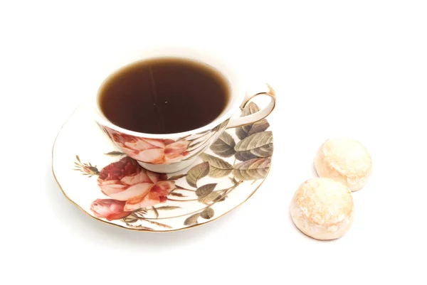 Xícara de chá e dois pães de gengibre em branco — Fotografia de Stock
