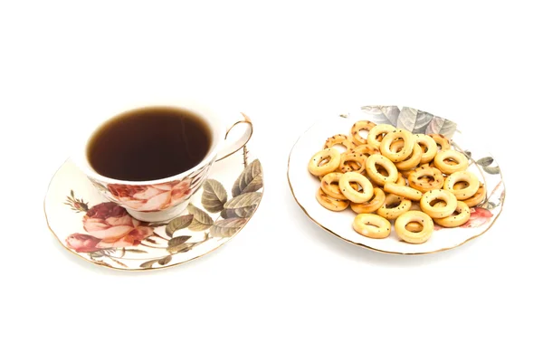 Вкусные бублики и чашка чая — стоковое фото