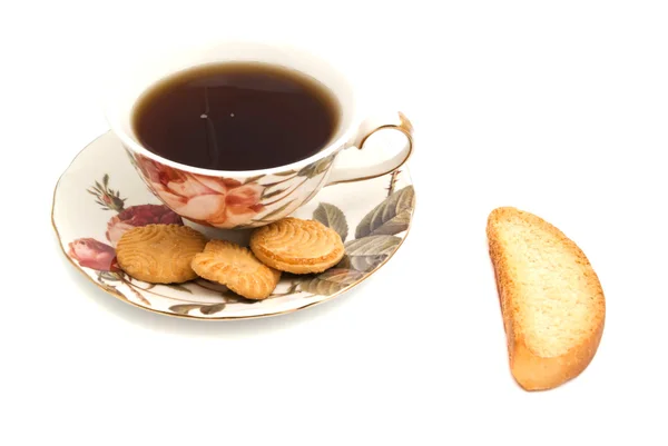 Tasse Tee, Kekse und Cracker auf weiß — Stockfoto