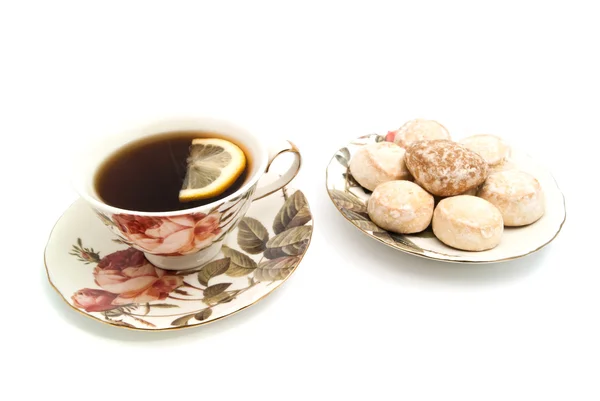 Taza de té con limón y pan de jengibre sobre blanco — Foto de Stock